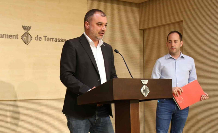 Tensión máxima en Terrassa: Vox irrumpe en la Fiesta Mayor y acaba a empujones con el alcalde