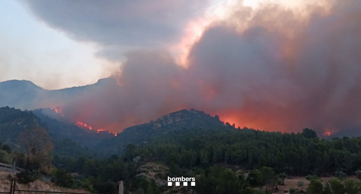 El viento nocturno complica la extinción del fuego en Paüls (Tarragona), que quema 1.500 hectáreas