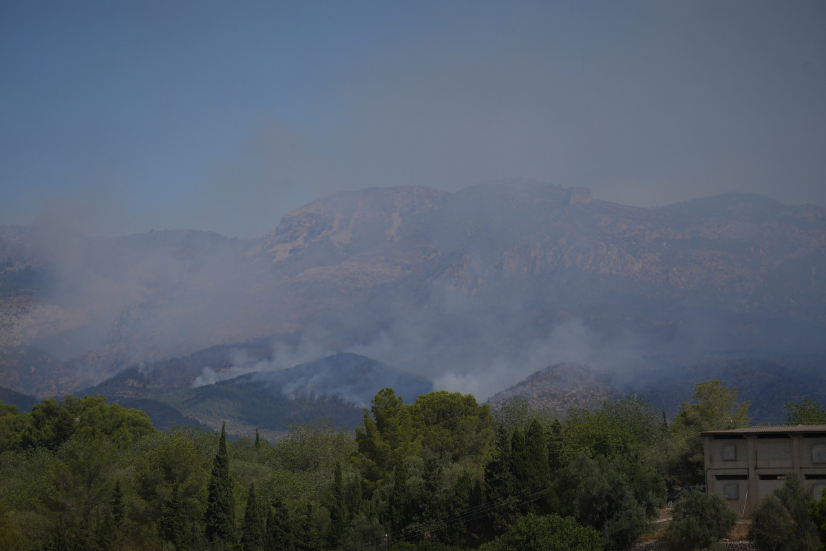 Humo del incendio de Paüls desde la carretera de Roquetes a Els Reguers, en Roquetes, Tarragona.