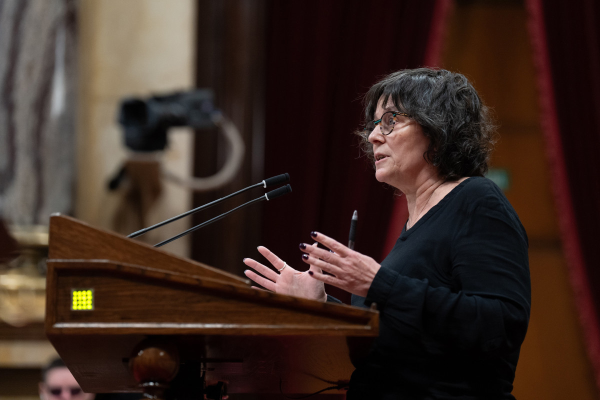 Archivo - La diputada de la CUP en el Parlament, Pilar Castillejo, interviene durante un pleno en el Parlament de Cataluña, a 18 de diciembre de 2024, en Barcelona (España).