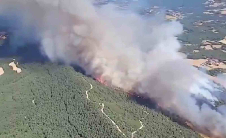 El incendio de Sant Pere Sallavinera quema unas 30 hectáreas y obliga a confinar masías