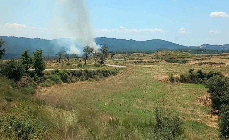 Bombers da por estabilizado el incendio del Baix Ebre, pero no desconfina Paüls