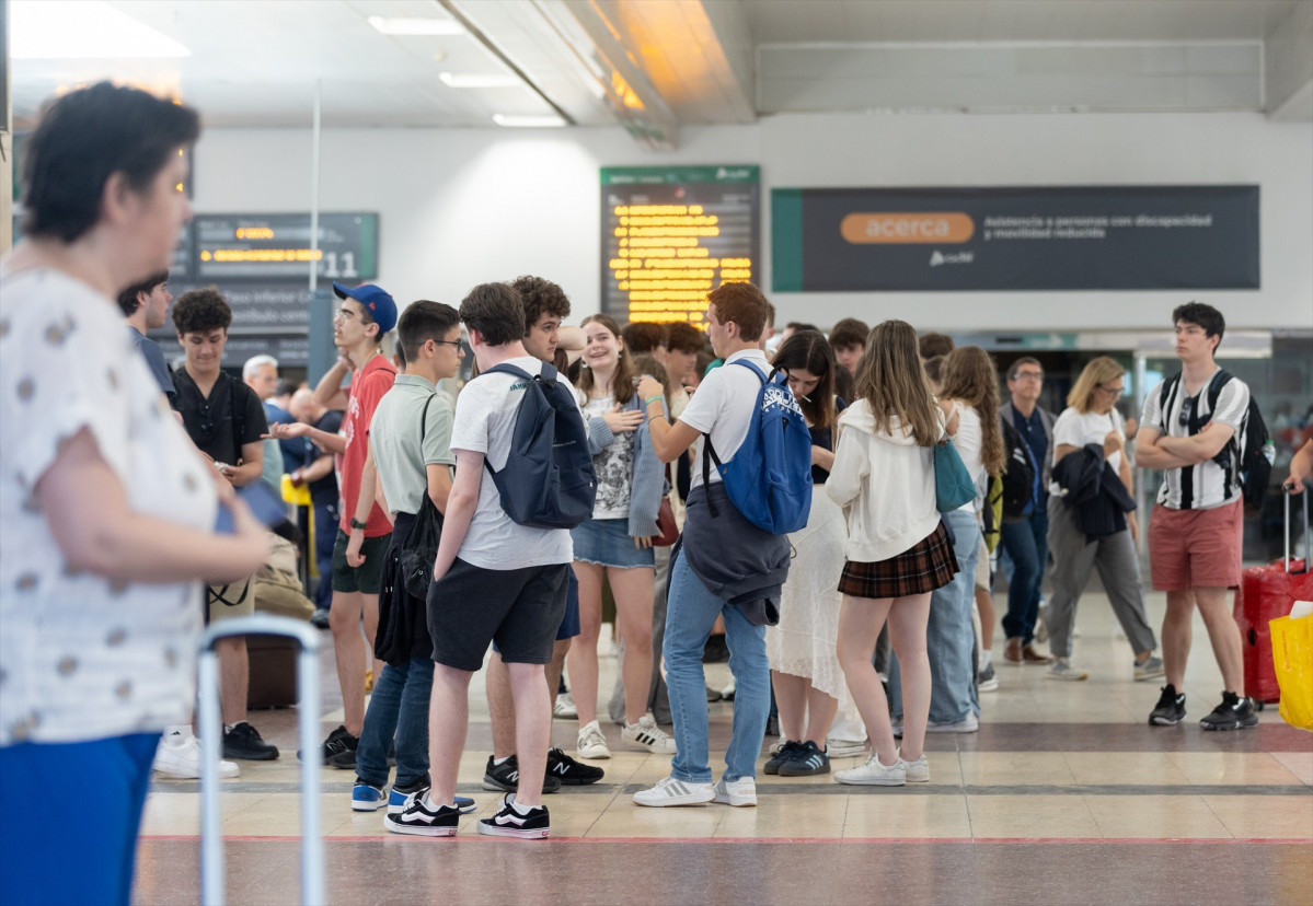 EuropaPress 6041840 varias personas estacion chamartin 19 junio 2024 madrid espana renfe pone