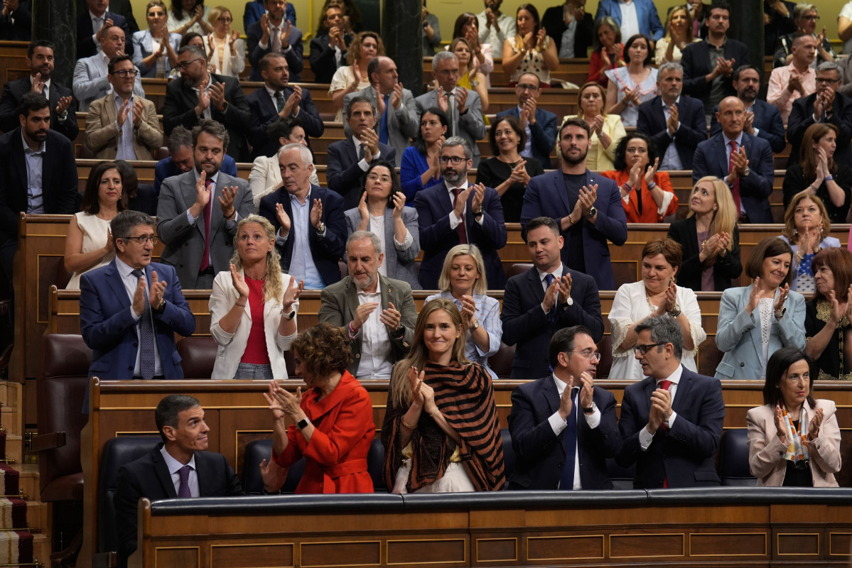 MADRID, 09/07/2025.- El presidente del Gobierno, Pedro Sánchez (abajo-i), es aplaudido durante el pleno extraordinario este miércoles, en el Congreso de los Diputados en Madrid. EFE/ Borja Sanchez-T