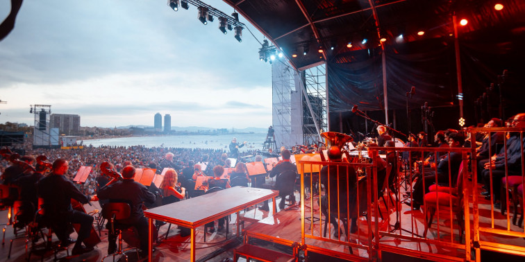 La sinfónica del Liceu hace historia en la playa de Barcelona con 