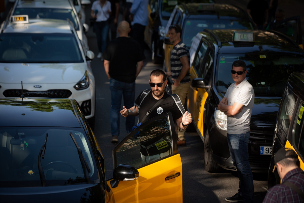 EuropaPress 4456453 marcha lenta taxistas contra vtc 18 mayo 2022 barcelona catalunya espana