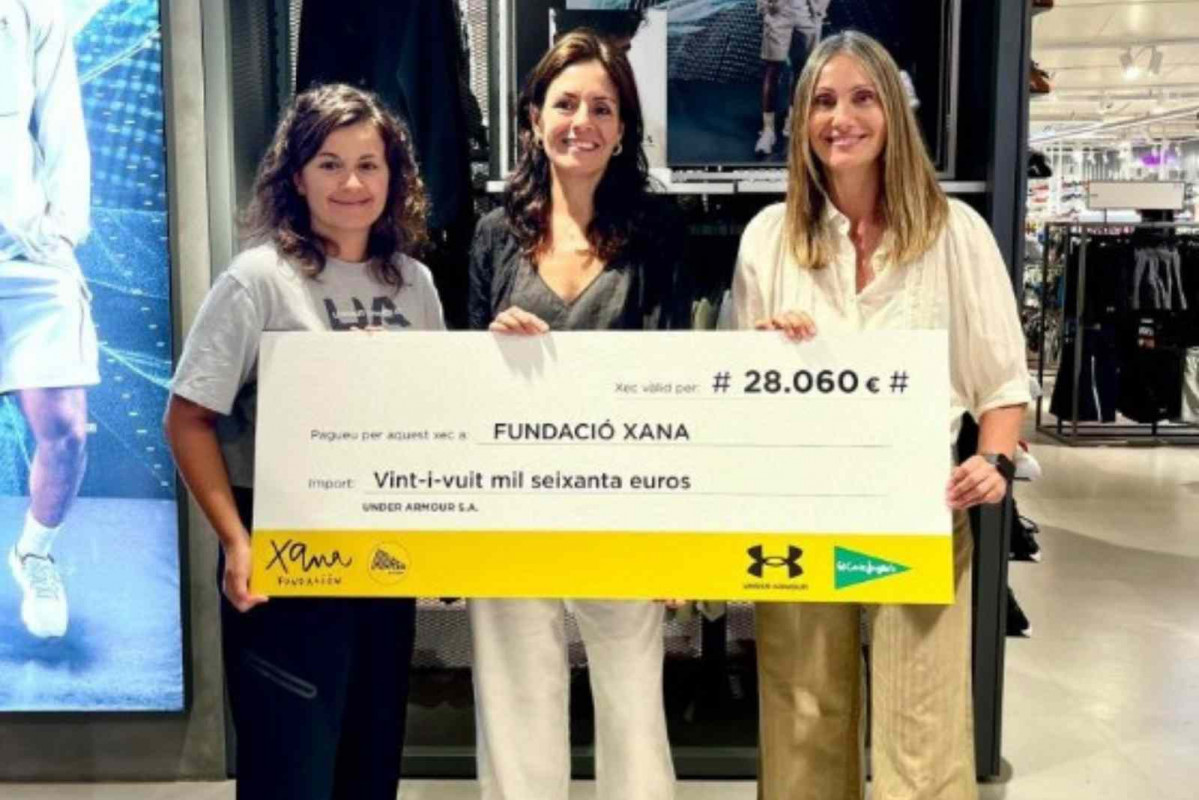 Las representantes de la Fundació Xana recibiendo el cheque