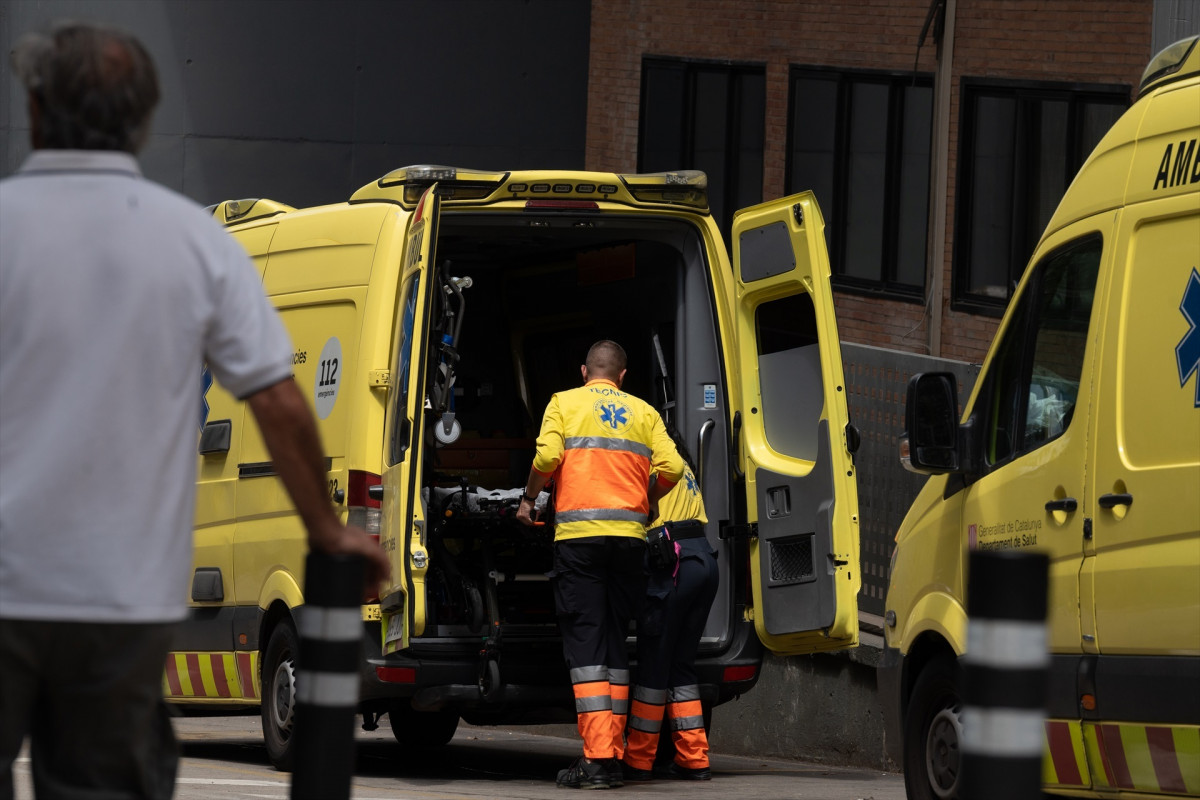 EuropaPress 6092903 sanitarios trabajan ambulancia 16 julio 2024 barcelona catalunya espana