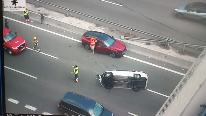 Un coche volcado en la AP-7 corta dos carriles en Gelida en dirección sur