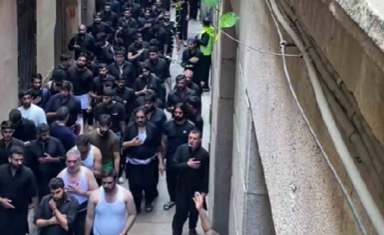VÍDEO | Un impactante desfile musulmán en Barcelona sorprende a vecinos: ¿Qué es la Ashura?