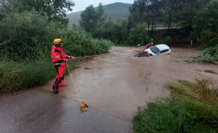 El rio Cardener baja arrastrando coches a su paso por Súria