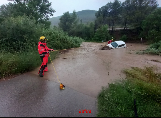 El rio Cardener baja arrastrando coches a su paso por Súria