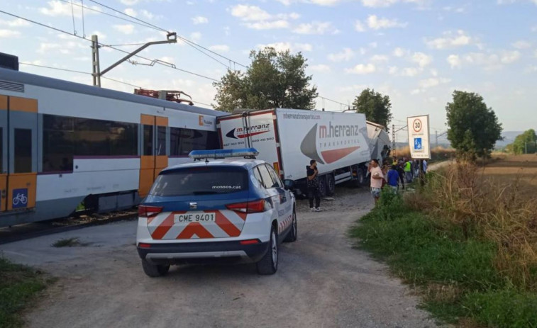 Descarrila un tren por la colisión de un camión en un paso a nivel entre Balenyà y Els Hostalets y Centelles