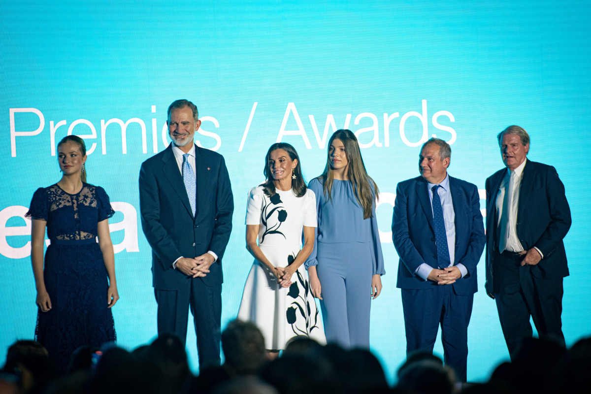 Archivo - La Princesa Leonor; el Rey Felipe VI; la Reina Letizia; la Infanta Sofía y el ministro Jordi Hereu durante la entrega de los XV Premios Fundación Princesa de Girona, en el Palacio de Congr