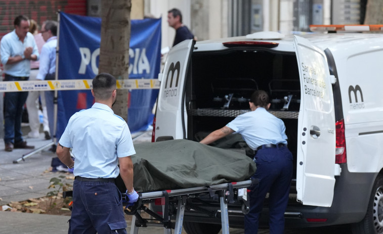 Levantado el cadáver del hombre asesinado a tiros en el Eixample mientras los Mossos inician la búsqueda del autor