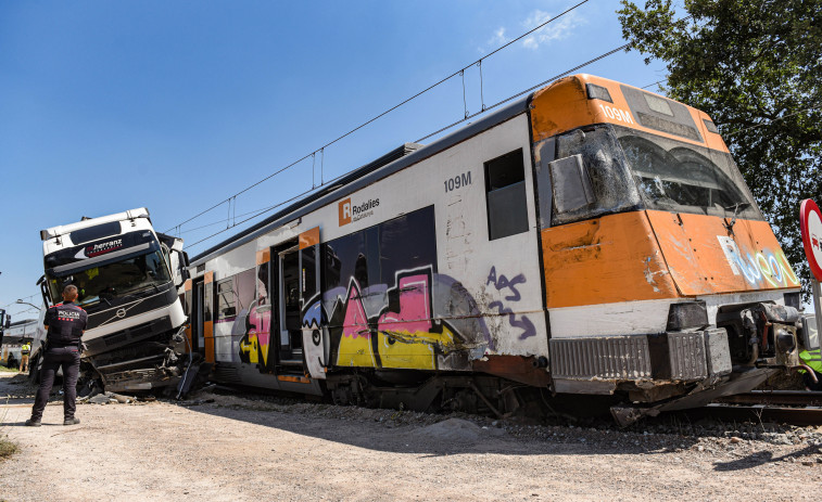 El tren de la R3 que ha chocado contra un camión ya está encarrilado y se procederá a su extracción