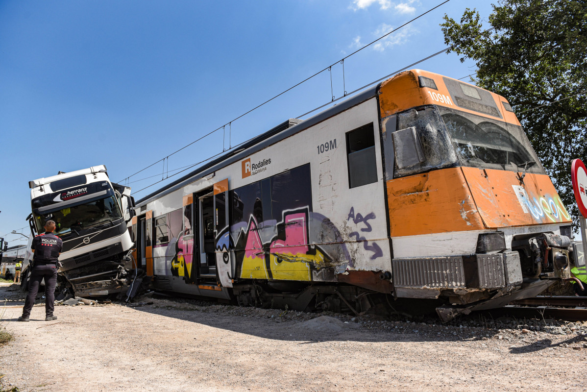 El camión que ha chocado con un tren y ha descarrilado, en el paso de vías entre Sant Miquel de Balenyà y els Hostalets de Balenyà