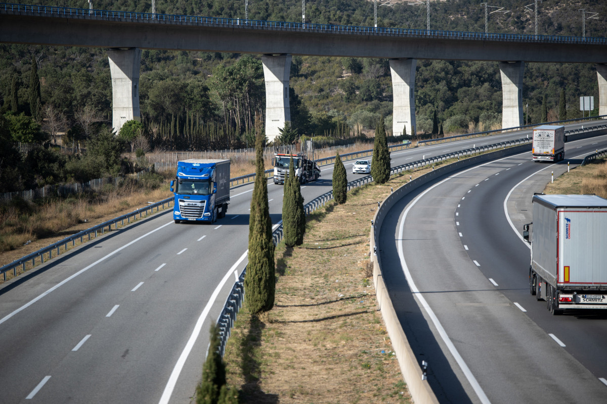 Archivo - Varios camiones circulan en la AP-7 en La Jonquera, Girona, Catalunya (España)