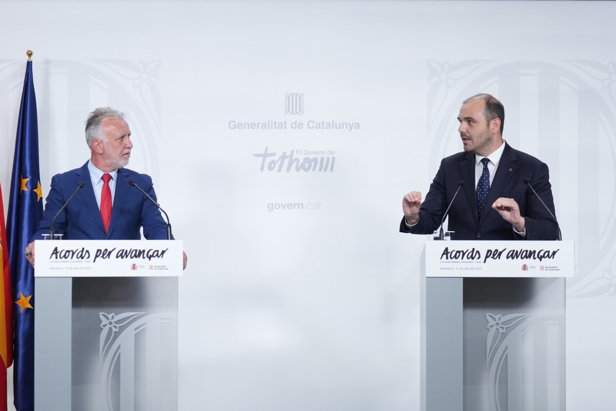 El ministro de Política Territorial y Memoria Democrática de España, Ángel Víctor Torres (i), y el Consejero de la Presidencia,  Albert Dalmau Miranda (d), durante la presentación del acuerdo de