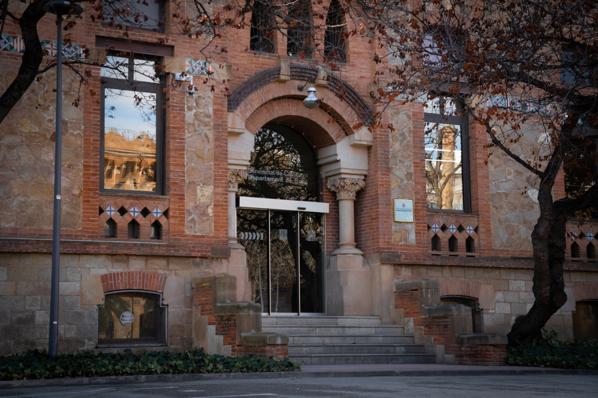 Archivo - Fachada de la Conselleria de Salud, a 17 de enero de 2025, en Barcelona, Catalunya (España).