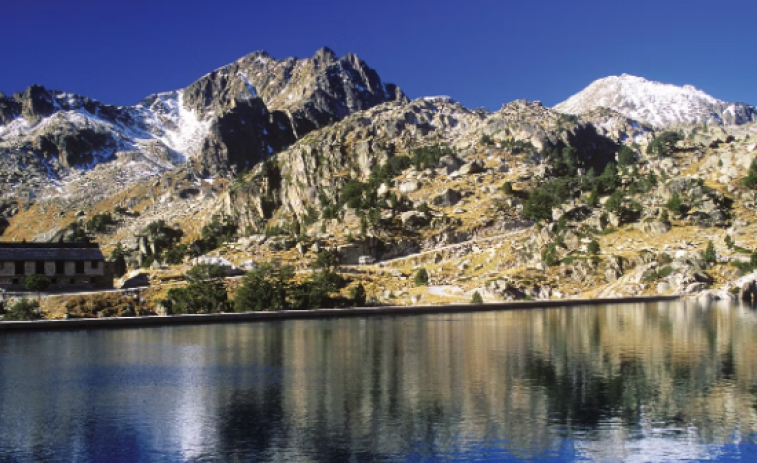 El lago más cristalino de Catalunya que parece sacado de una leyenda pirenaica: un paisaje que parece pintado a mano