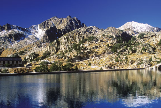 El lago más cristalino de Catalunya que parece sacado de una leyenda pirenaica: un paisaje que parece pintado a mano