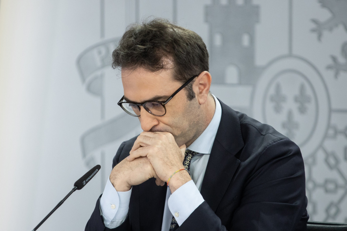 El ministro de Economía, Comercio y Empresa, Carlos Cuerpo,  durante una rueda de prensa posterior a la reunión del Consejo de Ministros, en el Palacio de La Moncloa, a 24 de junio de 2025, en Madri