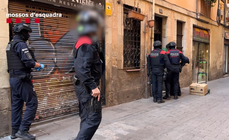 Golpe de los Mossos contra el mercado de móviles robados en Barcelona