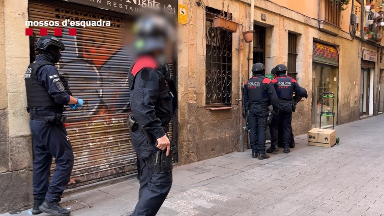 Golpe de los Mossos contra el mercado de móviles robados en Barcelona