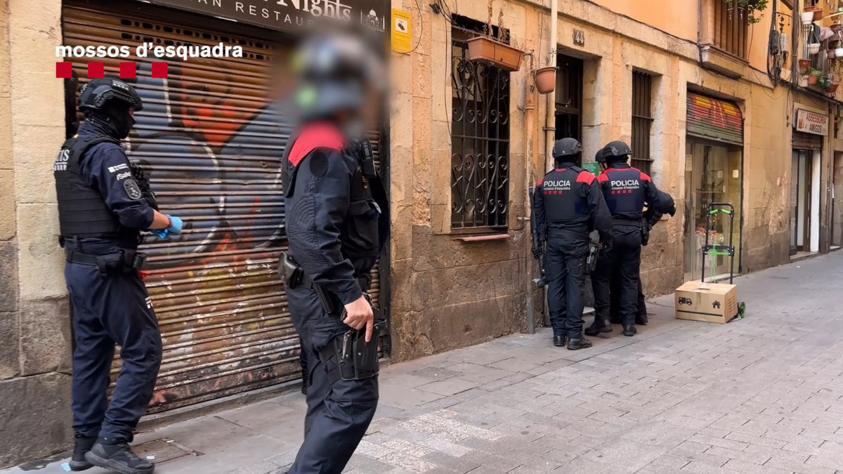 Efectivos de Orden Público de los Mossos d'Esquadra antes de una entrada y registro a un domicilio del distrito de Ciutat Vella de Barcelona