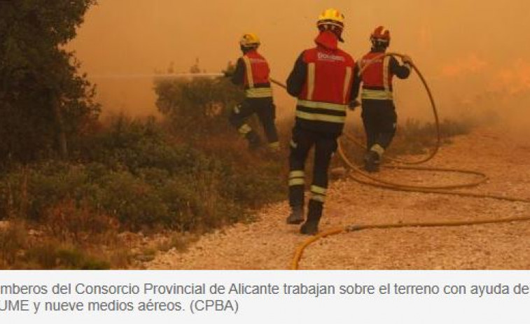 Los medios aéreos se reincorporan al incendio forestal que amenaza el paraje de la Font Roja en Alicante