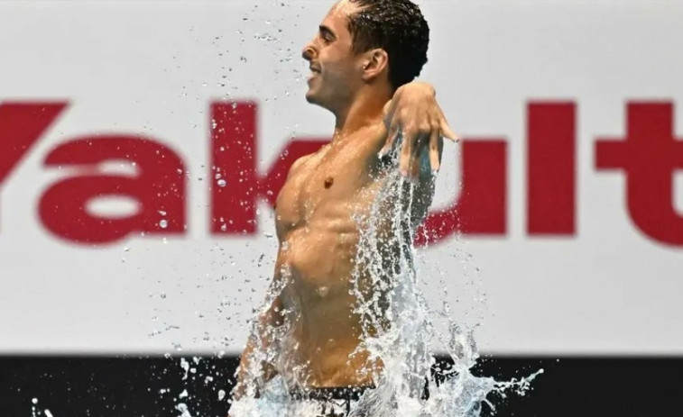 Dennis González hace historia con una plata en natación artística en los Mundiales de Singapur