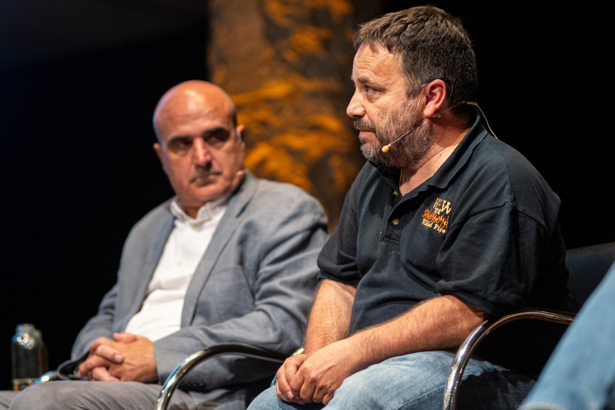 Archivo - El jefe del área del Grupo de Actuación Forestal de la Generalitat de Catalunya, Marc Castellnou (d), durante una jornada sobre incendios forestales y cambio climático, a 16 de mayo de 20