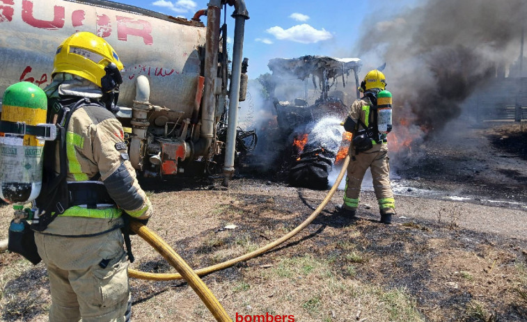 Bomberos sofocan incendio de tractor y salvan la vegetación