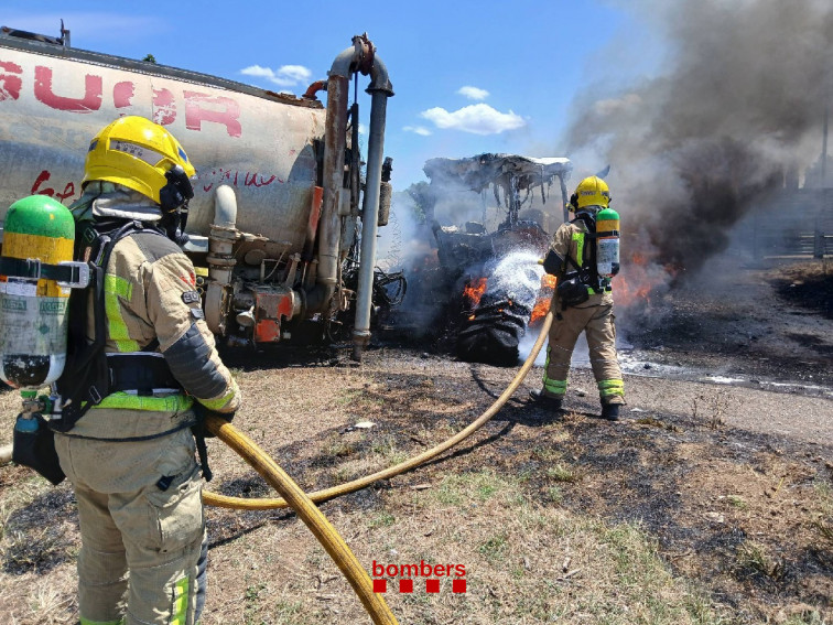 Bomberos sofocan incendio de tractor y salvan la vegetación