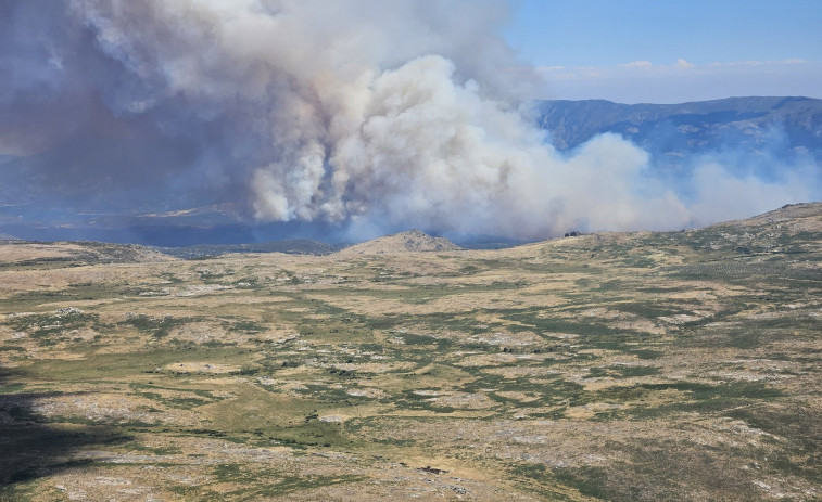 VIDEO: Vuelve a arder: reactivado el incendio forestal de Ávila con gran despliegue de medios