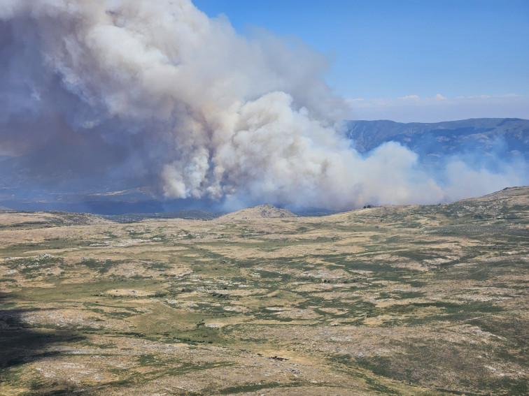 VIDEO: Vuelve a arder: reactivado el incendio forestal de Ávila con gran despliegue de medios