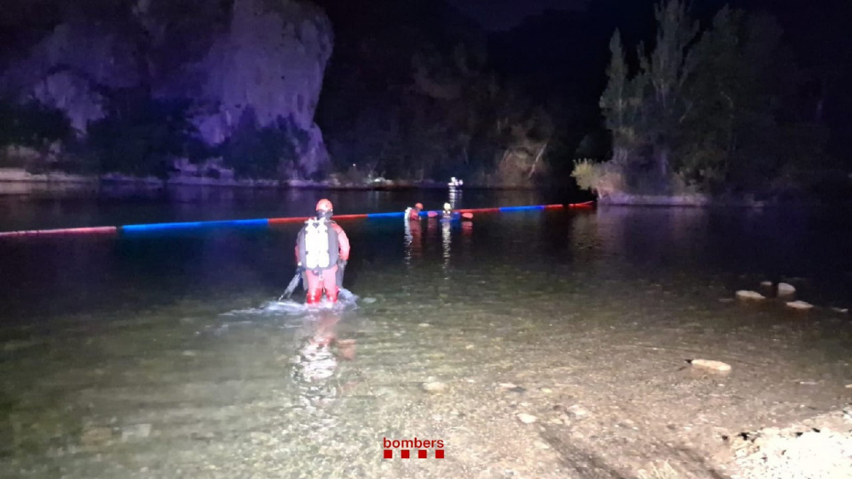 Los Bombers buscan a dos desaparecidos en una zona de baño del río Segre en Camarasa (Lleida)