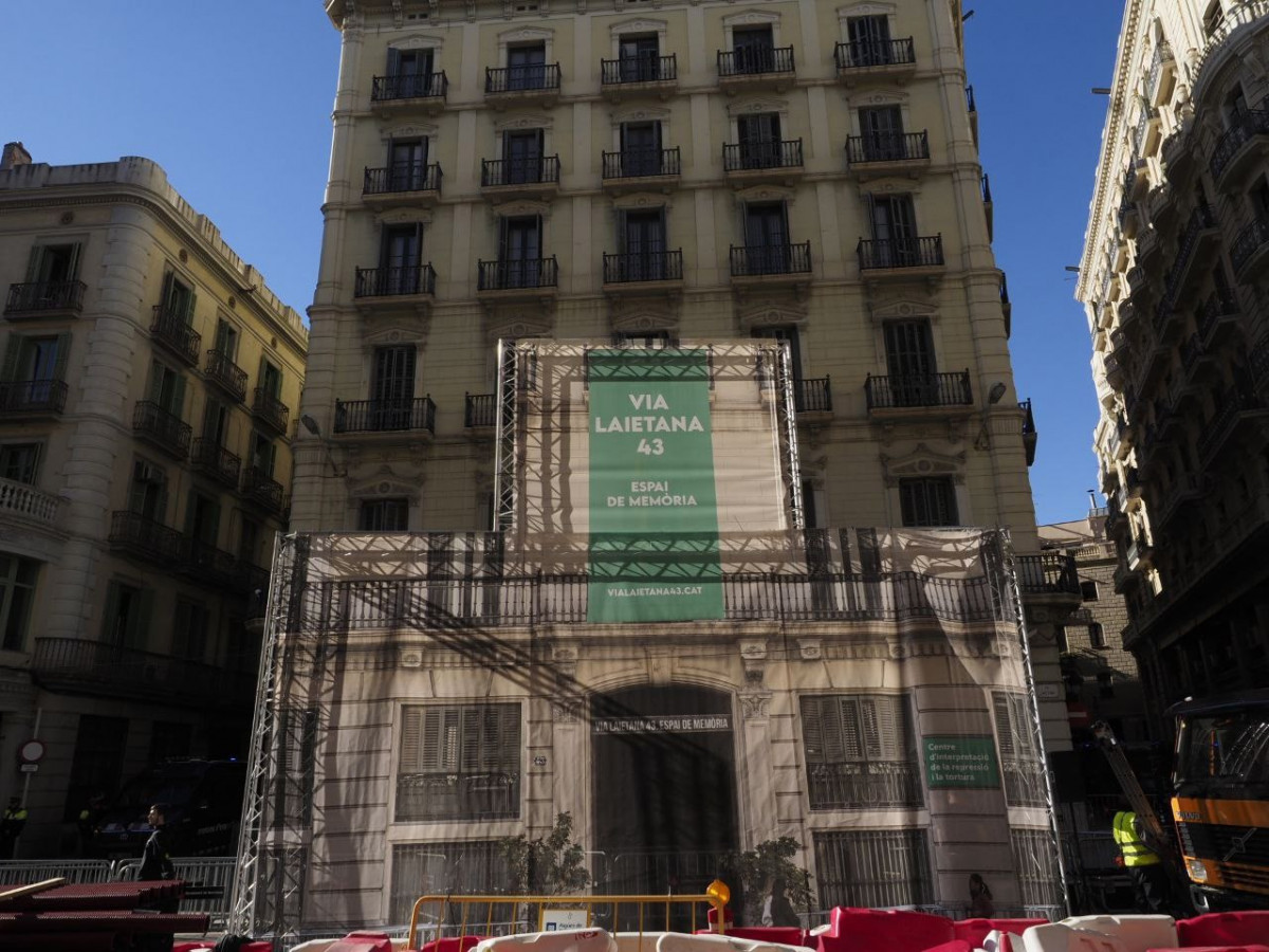 Archivo - Lona reivindicativa ante la fachada de la Jefatura Superior de la Policía Nacional en el edificio de Via Laietana de Barcelona para pedir que el edificio se convierta en un espacio de memor