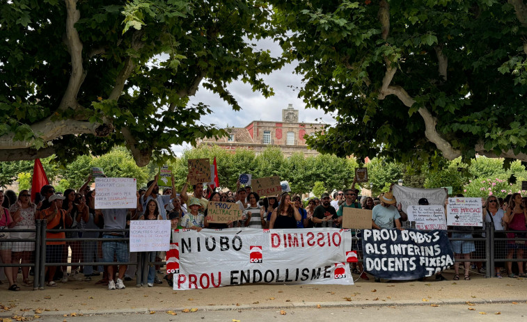 Unos 200 docentes piden la dimisión de Niubó y denuncian nuevos errores en la asignación