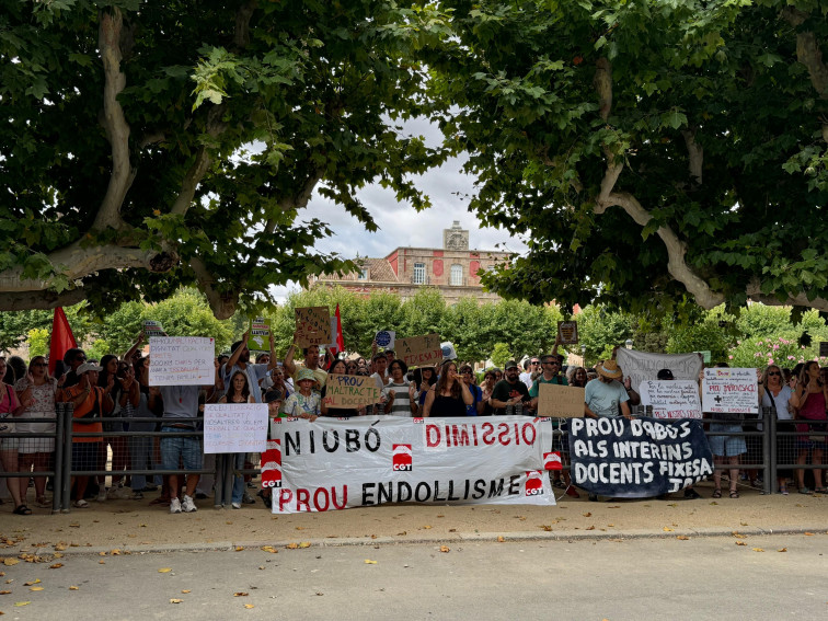 Unos 200 docentes piden la dimisión de Niubó y denuncian nuevos errores en la asignación