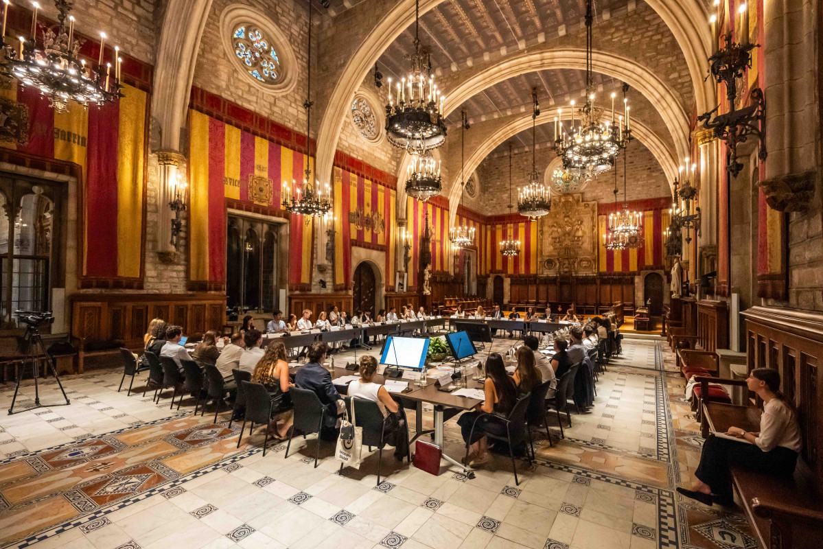 Saló de Cent con los participantes del programa Barcelona 2040