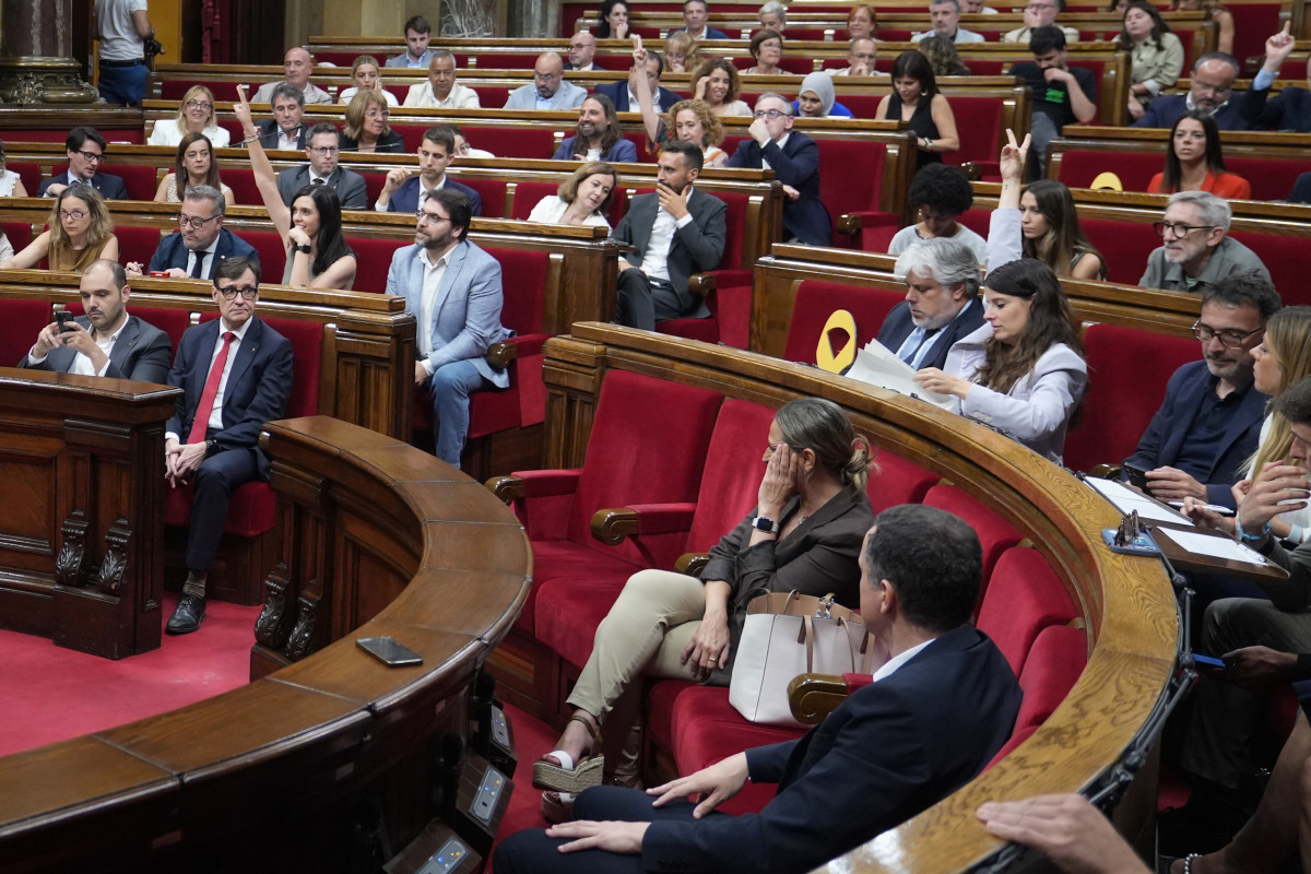 Votación durante una sesión plenaria en el Parlament de Catalunya, a 17 de julio de 2025, en Barcelona, Catalunya (España).