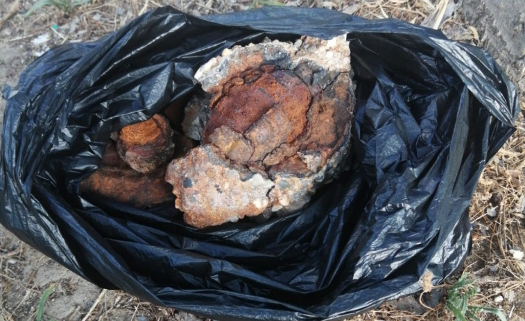 Una niña encuentra una granada de la Guerra Civil dentro de una piedra recogida en la Costa Brava