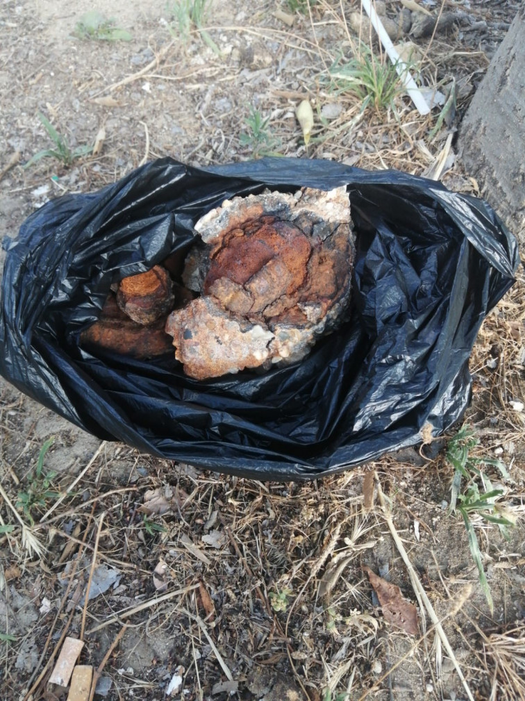 Una niña encuentra una granada de la Guerra Civil dentro de una piedra recogida en la Costa Brava