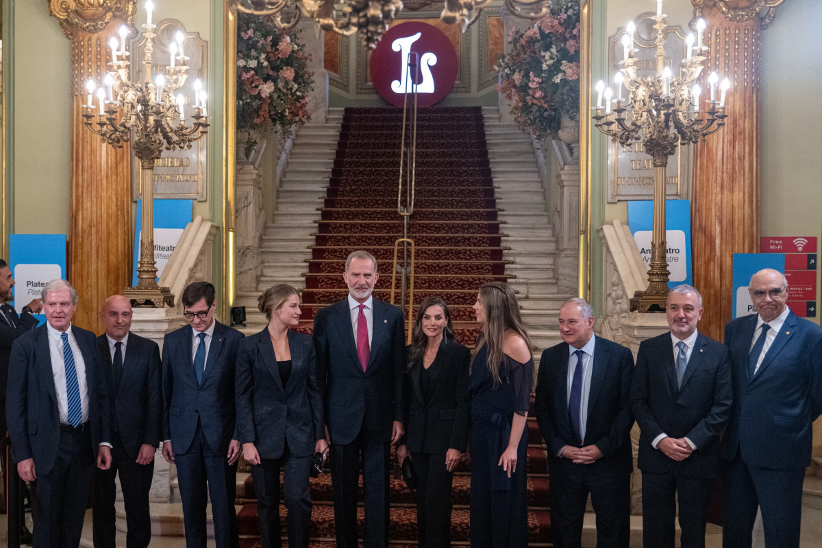 Los Reyes, la Princesa Leonor, la infanta Sofía, el presidente Salvador Illa, el alcalde Jaume Collboni y el ministro Jordi Hereu, entre otras autoridades, antes del inicio de la entrega de los premi