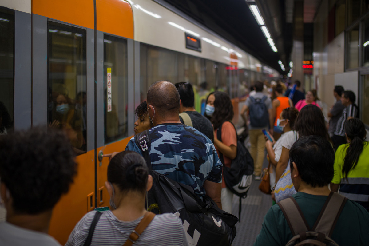 Archivo - Viajeros suben a un tren en uno de los andenes de la estación de Sants, en una imagen de archivo