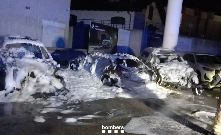 VIDEO: bomberos extinguen incendio de tres coches en aparcamiento en Tarragona