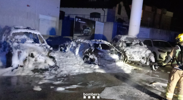 VIDEO: bomberos extinguen incendio de tres coches en aparcamiento en Tarragona