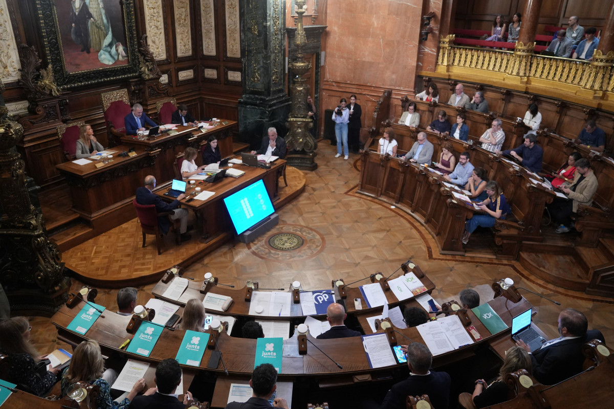 Vista general durante un pleno en el Ayuntamiento de Barcelona, a 25 de julio de 2025, en Barcelona, Catalunya (España). Posteriormente al pleno ordinario se realizará un pleno extraordinario sobre 